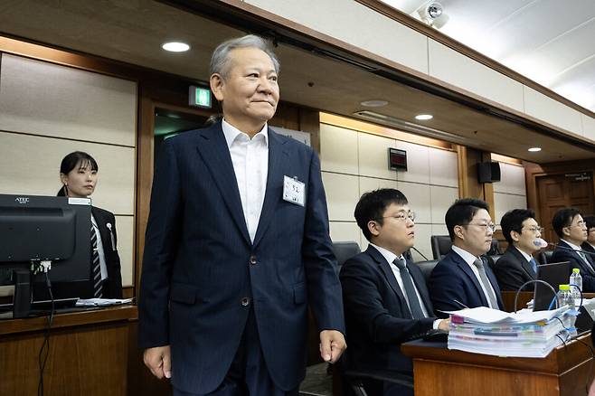 이상민 전 행정안전부 장관이 10월17일 서울 서초구 서울중앙지법에서 열린 내란 중요임무 종사 등 혐의 첫 공판기일에 출석하고 있다. ⓒ연합뉴스