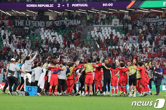 지난 2022년 12월 카타르 알라이얀 에듀케이션 시티 스타디움에서 열린 2022 카타르 월드컵 조별리그 H조 3차전에서 포르투갈을 2-1로 제압한 뒤, 우루과이-가나전 결과에 따라 16강 진출이 확정되자 기뻐하는 선수들. /사진=뉴스1
