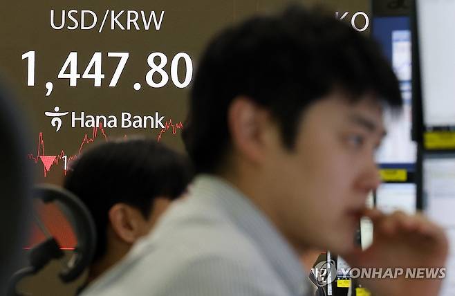 고환율 걱정 (서울=연합뉴스) 이동해 기자 = 6일 서울 중구 하나은행 본점 딜링룸에서 딜러가 업무를 보고 있다.
이날 코스피지수는 전장보다 22.03포인트(0.55%) 오른 4,026.45에, 코스닥지수는 3.72포인트(0.41%) 하락한 898.17에 장을 마감했다. 2025.11.6 eastsea@yna.co.kr
