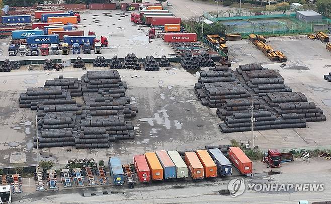 철강 수출 상황은? (평택=연합뉴스) 김성민 기자 = 유럽연합(EU)이 철강 제품에 대한 무관세 쿼터(할당량)를 축소하고 품목 관세를 25%에서 50%로 높이겠다고 예고한 것과 관련해 정부는 지난 10일 총력 대응 방침을 밝혔다.
12일 경기 평택시 평택항에 철강 제품이 쌓여 있다. 2025.10.12 ksm7976@yna.co.kr