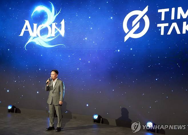 신작 소개하는 엔씨소프트 김택진 대표 (부산=연합뉴스) 김주환 기자 = 엔씨소프트 창업주이자 최고창의력책임자(CCO)를 맡고 있는 김택진 대표가 지스타 2025 개막일인 13일 벡스코 엔씨소프트 부스에서 열린 오프닝 세션 개막 연설에서 '아이온2' 등 신작 라인업을 소개하고 있다. 2025.11.13 jujuk@yna.co.kr