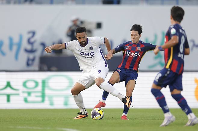 수원종합운동장에서 열린 K리그1 18라운드 경기서 안양 모따와 수원FC 이재원이 볼다툼을 하고 있다. 사진=한국프로축구연맹