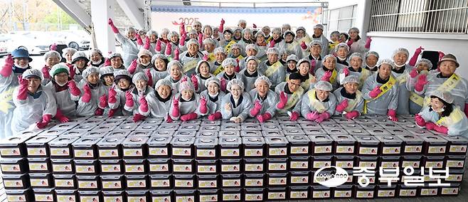 20일 오후 수원시 종합운동장에서 열린 2025 사랑의 김장 담그기 행사에서 최윤정 중부일보 대표이사, 이재준 수원시장, 이재식 수원시의회 의장, 김영진 더불어민주당 의원, 백혜련 더불어민주당 의원, 정우영 김동연 경기도지사 배우자 등 참석자들이 환한 미소로 기념촬영을 하고 있다. 노민규기자