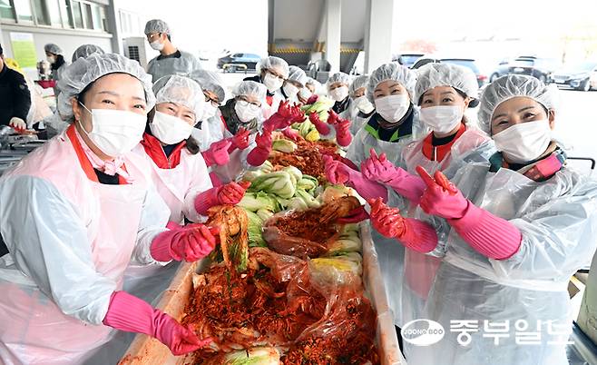 수원품바장구대학 관계자들이 김장을 하며 기념촬영을 하고 있다. 노민규기자
