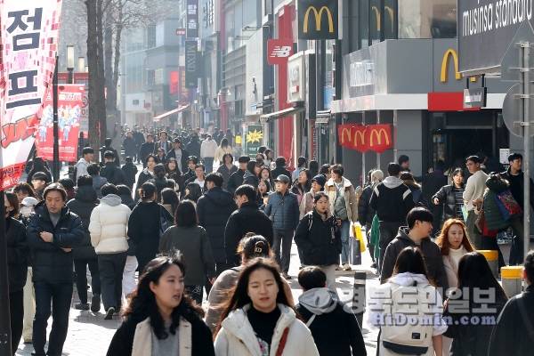 시민들로 붐비는 동성로. 뉴스1