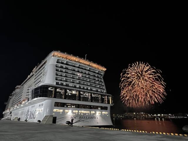 지난달 부산 영도 국제크루즈터미널에 접안한 MSC 벨리시마호 옆에서 불꽃놀이가 펼쳐지고 있다. BPA 제공