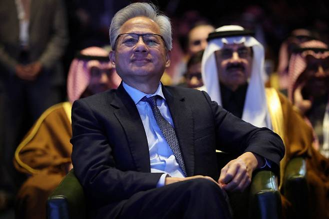 19일(현지시간) 미국 워싱턴DC 케네디센터에서 열린 ‘미·사우디 투자 포럼’에서 젠슨 황 엔비디아 최고경영자가 도널드 트럼프 미국 대통령의 발언을 경청하고 있다. (사진=AFP)