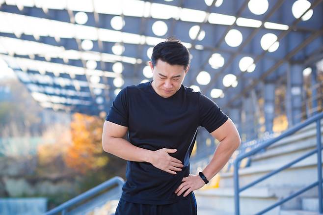 운동 중 갑자기 나타난 증상을 대수롭지 않게 여겼다가 장 파열로 장루(스토마) 주머니를 달게 된 남성의 사연이 소개됐다. 사진=게티이미지뱅크