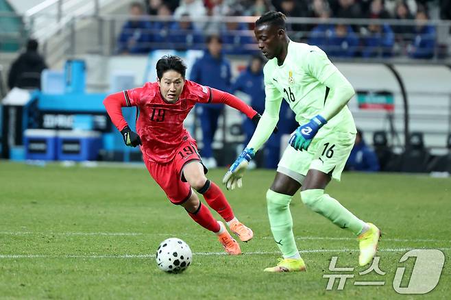 가나 골키퍼를 압박하는 이강인. 그는 경기 내내 종횡무진 뛰었다. ⓒ News1 황기선 기자