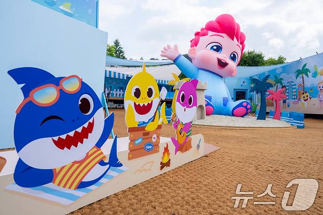 전세계 어린이들에게 많은 인기를 끌고 있는 핑크퐁 아기상어가 에버랜드를 찾아온다. 삼성물산 리조트부문(사장 정해린) 에버랜드는 오는 4일부터 8월 3일까지 글로벌 패밀리 엔터테인먼트 기업 더핑크퐁컴퍼니(대표 김민석)와 함께 여름 콜라보 테마존을 오픈한다고 3일 밝혔다. 사진은 에버랜드 축제콘텐츠존에 조성된 핑크퐁 테마 체험존 썸머 캠프 인 핑크퐁 월드. (에버랜드 제공. 재판매 및 DB 금지) 2025.7.3/뉴스1