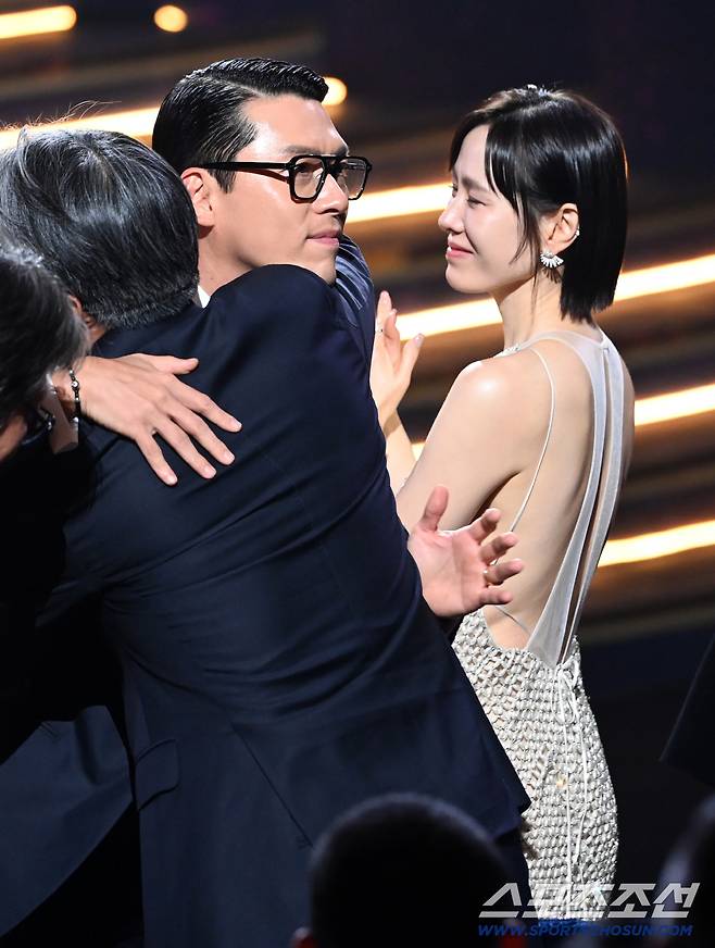 제46회 청룡영화상 시상식이 19일 여의도 KBS홀에서 열렸다. 남우주연상을 수상한 현빈이 기뻐하고 있다. 허상욱 기자 wook@sportschosun.com/2025.11.19/