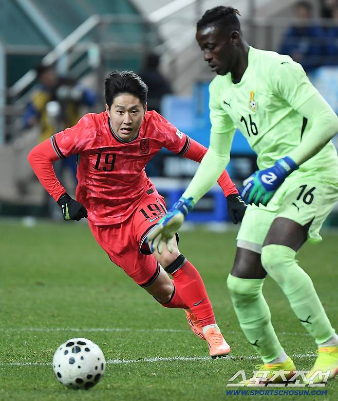 18일 서울월드컵경기장에서 열린 한국과 가나의 축구대표팀 평가전. 이강인이 가나 골키퍼를 향해 달려들고 있다. 상암=정재근 기자 cjg@sportschosun.com/2025.11.18/