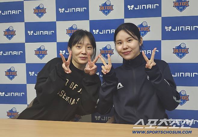 이윤정과 함께 인터뷰에 임한 문정원(왼쪽). 김영록 기자