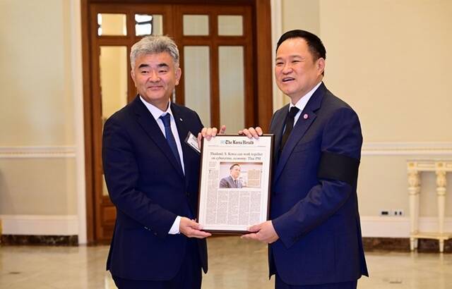 정원주 대우건설 회장은 지난 18일 태국 정부청사에서 아누틴 찬위라꾼 태국 총리를 예방하고, 신규 사업 추진 등 다양한 협력 방안을 논의했다. /대우건설