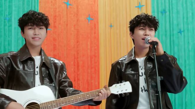 가수 임영웅이 19일 정규 2집 ‘IM HERO 2’의 수록곡 ‘그댈 위한 멜로디’ 뮤직비디오를 공개했다. 뮤직비디오에서 임영웅은 기타, 드럼, 피아노 등 다양한 악기를 연주하며 다재다능한 매력을 뽐냈다. 네이버의 XR 기술 스튜디오에서 촬영된 영상은 초현실적인 영상미를 자랑한다. 로이킴이 작사, 작곡한 노래는 팬들과 함께 부르기 좋은 밝고 희망찬 멜로디가 돋보인다. 임영웅은 현재 전국투어 콘서트 ‘IM HERO’를 진행 중이며, 11월 말 KSPO DOME에서 서울 공연을 앞두고 있다.