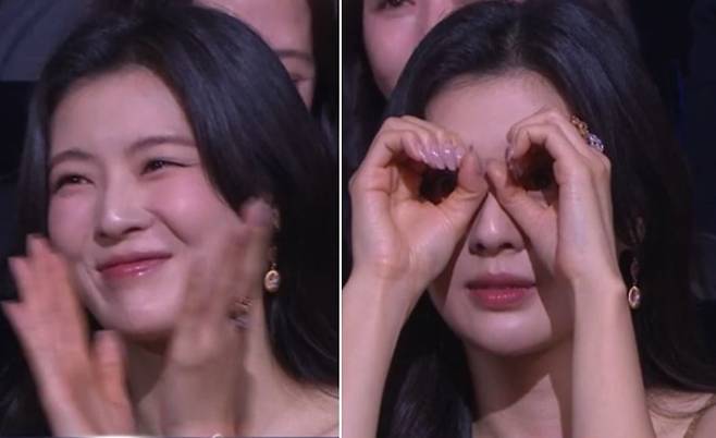 지난 19일 제46회 청룡영화상에 참석한 배우 이선빈이 시상자로 등장한 연인 이광수를 보고 있다./KBS