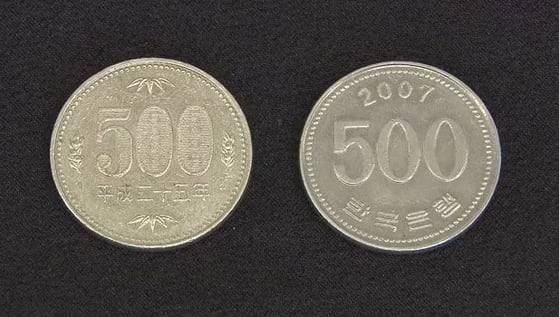 일본의 500엔과 한국의 500원 동전./FNN 캡처