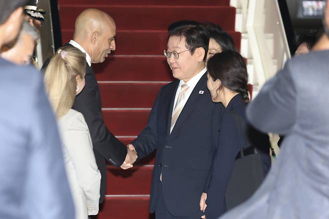 이재명 대통령, 이집트 공식 방문 (카이로=연합뉴스) 한상균 기자 = 이재명 대통령이 19일(현지시간) 이집트 카이로 국제공항에서 영접 인사들과 인사하고 있다. 2025.11.20 xyz@yna.co.kr (끝)