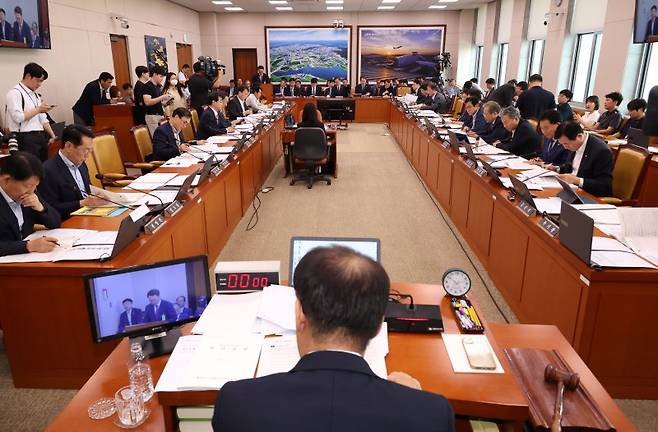 맹성규 국회 국토교통위원회 위원장이 19일 국회에서 열린 국토교통위원회 전체회의를 주재하고 있다. 뉴시스