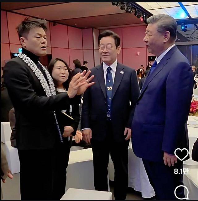 박진영 대중문화교류위원회 위원장(왼쪽)이 2025 아시아태평양경제협력체(APEC) 정상회의 국빈 만찬에서 이재명 대통령, 시진핑 중국 국가주석과 대화하고 있는 모습. 박진영 SNS