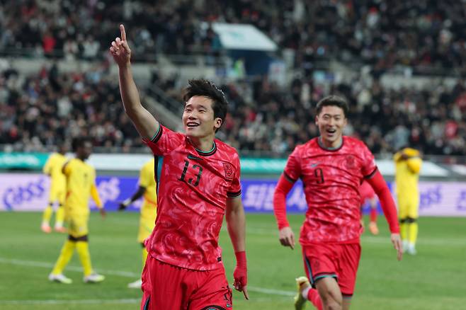 <yonhap photo-4413=""> 이태석 선제골 (서울=연합뉴스) 신준희 기자 = 18일 서울 마포구 서울월드컵경기장에서 열린 남자축구 국가대표 A매치 평가전 대한민국과 가나의 경기. 이태석이 선제골을 넣고 기뻐하고 있다. 2025.11.18 hama@yna.co.kr/2025-11-18 21:24:16/ <저작권자 ⓒ 1980-2025 ㈜연합뉴스. 무단 전재 재배포 금지, AI 학습 및 활용 금지></yonhap>