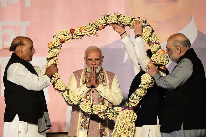 인도 동부 비하르주 선거 결과가 발표된 14일(현지시간) 집권 인도국민당(BJP) 연합의 압승이 유력해지자 나렌드라 모디 인도 총리(가운데)가 뉴델리에 있는 BJP 당사에서 당 관계자들에게 화환을 받고 있다. AP연합뉴스