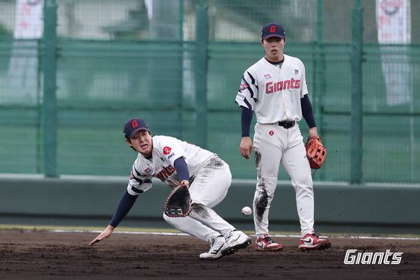롯데 자이언츠 나승엽(왼쪽)과 고승민이 일본 미야자키에 마련된 마무리 캠프에서 수비 훈련을 하고 있다. 롯데 자이언츠 제공