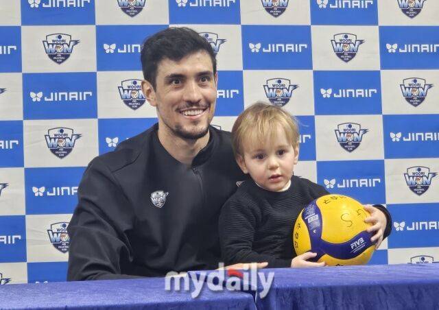 우리카드 아라우조와 아들 벤토./장충=심혜진 기자