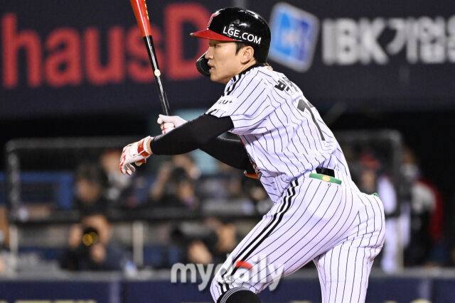 27일 서울 잠실야구장에서 열린 2025 신한 SOL 뱅크 KBO 한국시리즈 2차전' 한화 이글스와 LG 트윈스 경기.LG 박해민이 5회말 2사에 안타를 치고 있다./마이데일리