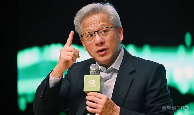 젠슨 황 엔비디아 CEO가 지난달 31일 경북 경주시 경주예술의전당에서 열린 엔비디아 기자간담회에 참석해 취재진의 질의에 답변하고 있다. 경주=임세준 기자