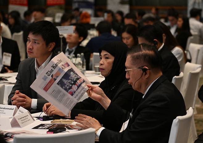 한 참석자가 헤럴드미디어그룹의 영자신문 코리아헤럴드를 읽고 있는 모습 방콕=박해묵 기자