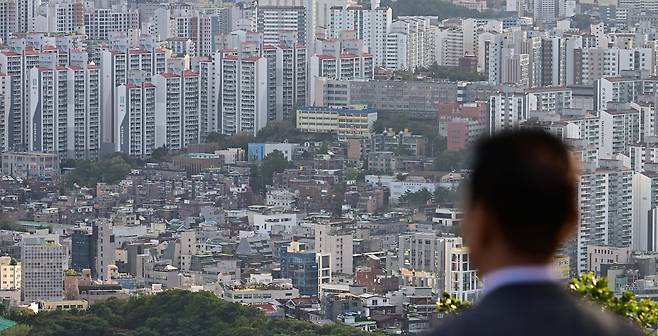 서울 남산에서 한 시민이 서울 시내 아파트를 바라보고 있다. 이상섭 기자