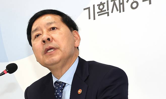 구윤철 부총리 겸 기획재정부 장관이 19일 정부세종청사 기재부 기자실에서 출입기자단 간담회를 열고 있다. 연합뉴스