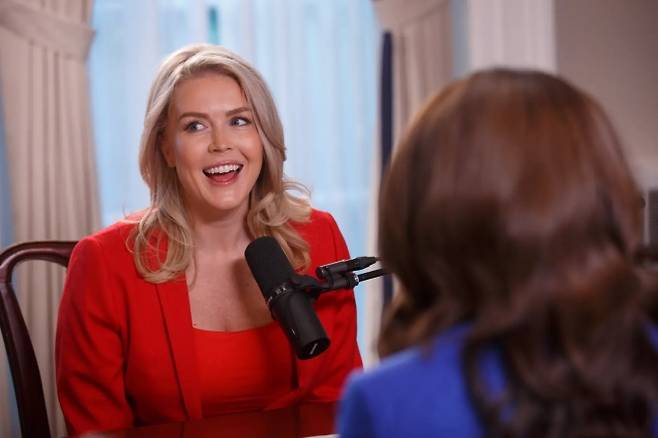 캐롤라인 레빗 백악관 대변인이 뉴욕포스트 팟캐스트 ‘팟 포스 원’에 출연해 인터뷰하고 있는 모습. 레빗은 이 자리에서 “처음엔 부모에게 말하기 어려운 대화였다”고 밝혔다. 출처=뉴욕포스트