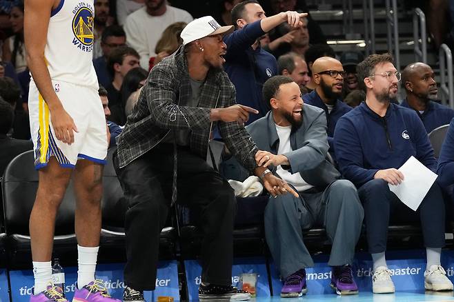 벤치에서 경기를 지켜보는 지미 버틀러와 스테픈 커리. 마이애미 | AP연합뉴스