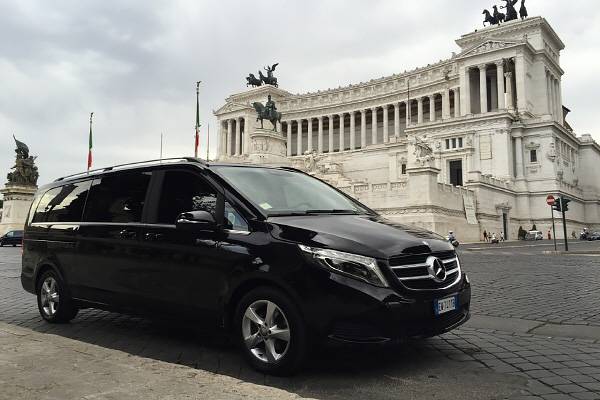 정식 허가 벤츠 밴을 이용해 바티칸 박물관과 콜로세움을 편리하게 이동하는 로마 시내 투어. 사진제공|출팜투어