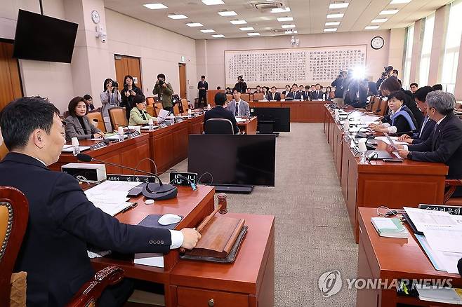 법제사법위원회 법안심사제1소위원회 (서울=연합뉴스) 박동주 기자 = 19일 국회에서 열린 법제사법위원회 법안심사제1소위원회에서 김용민 소위원장이 회의를 주재하고 있다. 2025.11.19 pdj6635@yna.co.kr