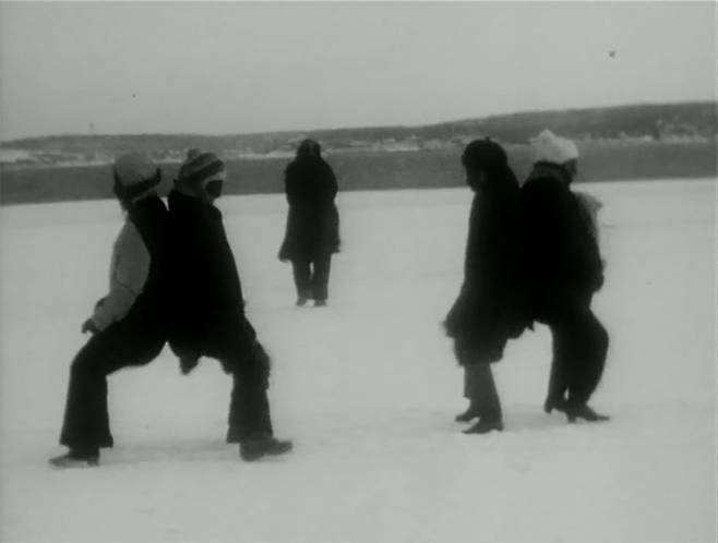 조안 조나스 <바람>, 1968, 16mm 필름, 흑백, 무성, 5분 37초 ⓒ 조안 조나스/뉴욕 글래드스톤 갤러리 제공
