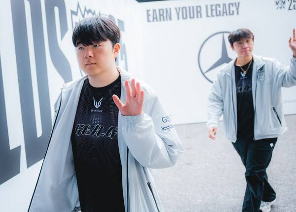 28일 중국 상하이 메르세데스-벤츠 아레나에서 열린 2025 리그 오브 레전드 월드 챔피언십(롤드컵) 8강 경기장에 입장하는 '캐니언' 김건부. /사진=라이엇 게임즈