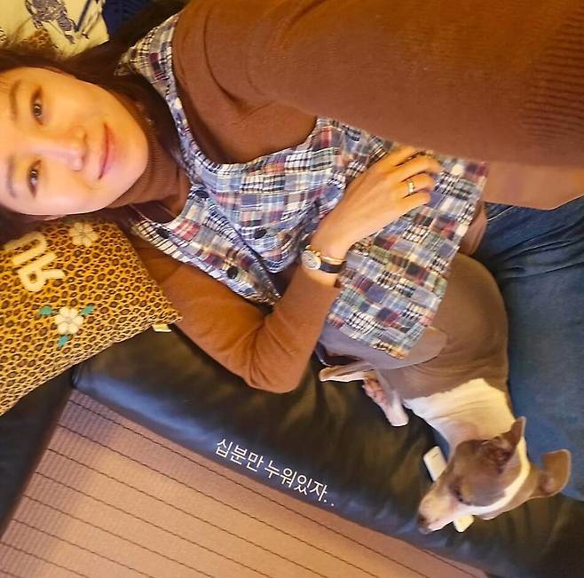 체크 프린트의 김장조끼 룩을 선보인 공효진. @rovvxhyo