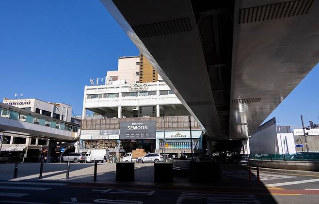 2025년 11월18일 세운상가 모습. 오른쪽 철제 가림막이 세워진 곳이 세운4구역이다. 김진수 선임기자