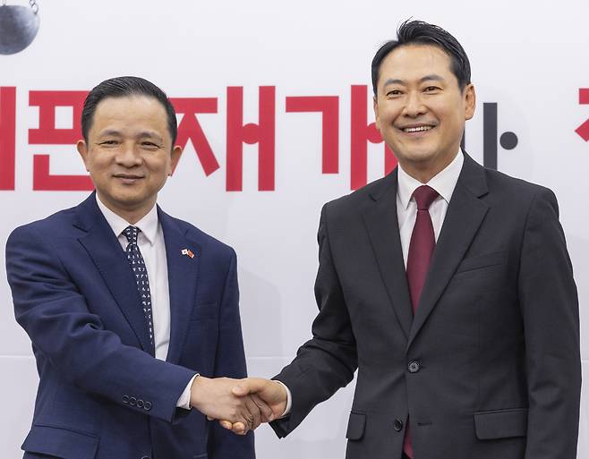 장동혁 국민의힘 대표와 다이빙 주한 중국대사가 21일 국회에서 만나 악수하고 있다. 연합뉴스