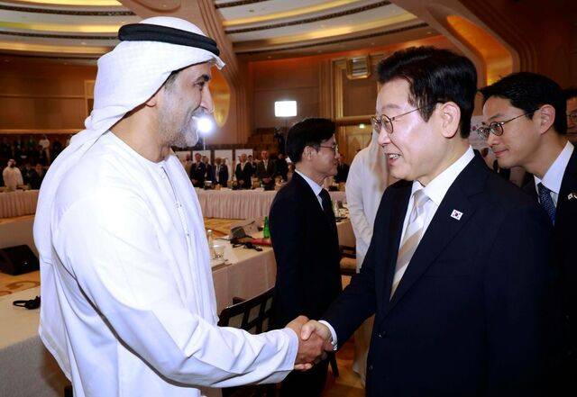 아랍에미리트(UAE)를 국빈 방문 중인 이재명 대통령이 지난 19일(현지시간) 아부다비의 한 호텔에서 열린 한-UAE 비즈니스 라운드테이블에서 알 제유디 UAE 대외무역장관과 인사하고 있다. 연합뉴스