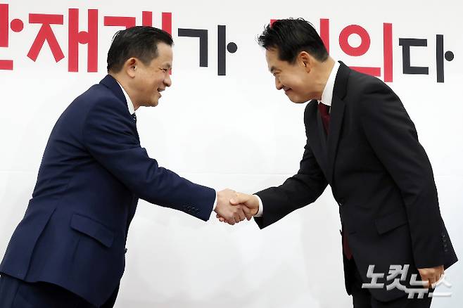 국민의힘 장동혁 대표가 21일 서울 여의도 국회에서 다이 빙 주한중국대사를 만나 악수를 하고 있다. 윤창원 기자