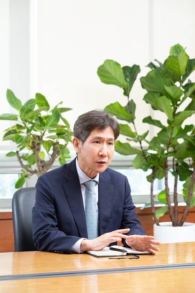 오균 서울연구원장이 20일 서울신문과 만나 기술과 정책의 융합이라는 통합 서울연구원의 장기 비전을 설명하고 있다. 서울연구원 제공