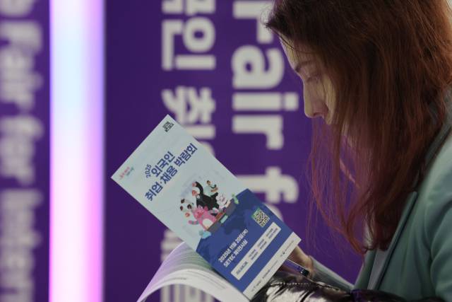 20일 서울 강남구 SETEC에서 열린 취업·채용 박람회를 찾은 구직자가 안내책자를 살펴보고 있다. 연합뉴스.
