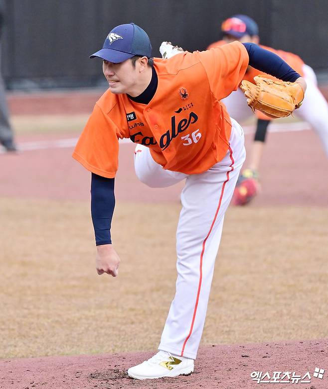 6일 오후 대전 한화생명 볼파크에서 열린 한화 청백전 경기, 한화 장민재가 공을 힘차게 던지고 있다. 엑스포츠뉴스 DB