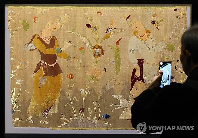 두 여성 사냥꾼 묘사한 직물 (서울=연합뉴스) 이재희 기자 = '이슬람 미술, 찬란한 빛의 여정' 전시가 열린 21일 서울 국립중앙박물관 상설전시관에서 취재진 및 관계자들이 전시물을 살펴보고 있다. 이 전시는 2026년 10월 11일까지 열린다. 2025.11.21 scape@yna.co.kr