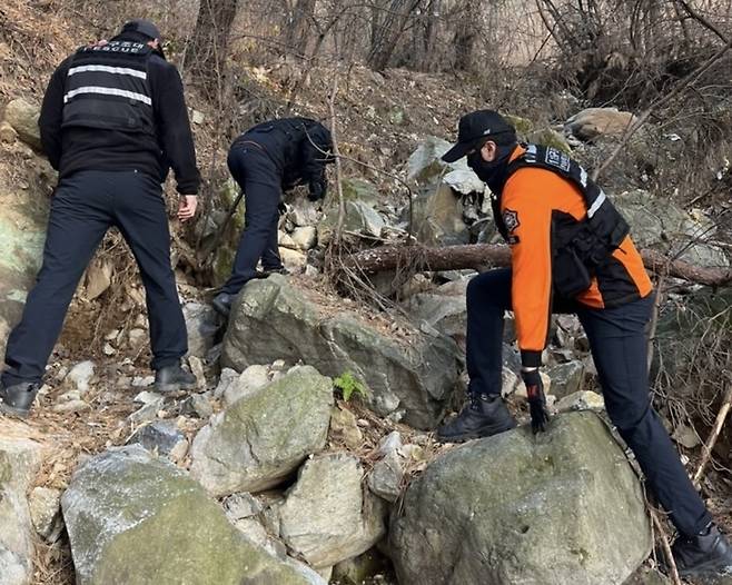 ▲ 지난 20일 오후 5시48분쯤 인천 계양구 계양산에서 "계양산 외진 곳에 있는데 살려달라"는 내용의 119 신고가 접수돼 소방 당국과 경찰 등이 사흘째 수색에 나섰다. /사진제공=인천소방본부