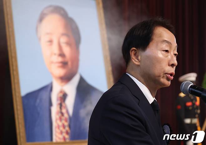 김현철 김영삼대통령기념재단 이사장이 서울 동작구 국립서울현충원에서 열린 김영삼 전 대통령 추모식에서 추모사를 하고 있다. (공동취재) 2023.11.22/뉴스1 ⓒ News1 구윤성 기자